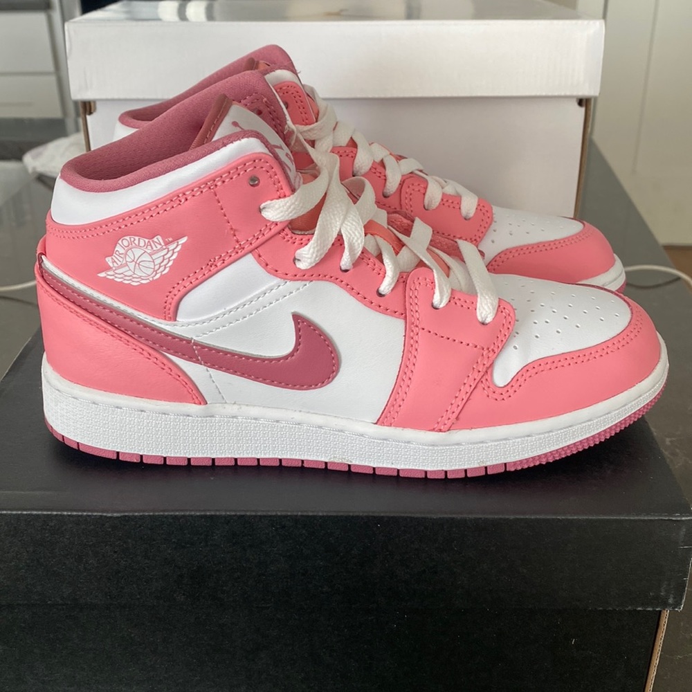 RARE Brand New Condition Air Jordan Mids